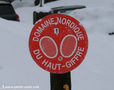 Photo du balisage des pistes de raquettes